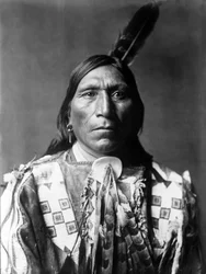Falcão Pequeno, homem Brule, Dakota do Sul, c. 1907, foto Edward S. Curtis