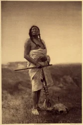 Médico do sexo masculino. Provavelmente Sioux, lula na mão e crânio de búfalo tem os seus pés. Foto tirada do volume 3 da enciclopédia de Edward S. Curtis (1868-1952) sobre índios norte-americanos, com um prefácio de Theodore Roosevelt. Entre 1907 e 1930, 