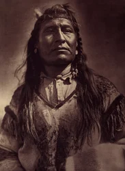 Novo Peito, Piegan Indiano. Foto tirada do volume 6 da enciclopédia publicada por Edward S. Curtis (1868-1952) sobre os índios da América do Norte, com um prefácio de Theodore Roosevelt. Entre 1907 e 1930, foram publicados 20 volumes.