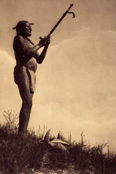 Oração ao mistério. Ao rezá-la, o cachimbo era sempre oferecido ao Grande Manitú, elevando-o ao céu. Aos pés do adorador está um crânio de búfalo, simbolizando o espírito do animal do qual os índios tanto dependiam. O homem que vemos i