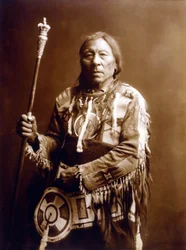 Running Rabbit (Aatsista-Mahkan 1833-1911), índio Blackfeet, c. 1900, fotografia de Edward S. Curtis