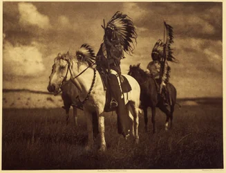 Chefes Sioux. Muito frequentemente, dois ou três homens formaram uma tropa de guerra e partiram durante semanas ou meses. Por vezes, voltavam com escalpes, cavalos ou mulheres. Depois, qualquer que fosse o seu tamanho, a tropa de guerra conhecia a derrota 