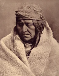 Dois ursos, mulher piegan. Quanto aos Piegans de hoje e de amanhã, teríamos de ser muito optimistas para encontrar esperança na sua situação actual. A promessa de uma vida melhor, que sempre lhes tinha sido feita pela civilização, era uma concha vazia. Fot