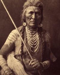 Wolf, Indian Apsaroke (Wolf - Apsaroke também por vezes escrito Absaroke) Foto tirada do volume 4 da enciclopédia publicada por Edward S. Curtis (1868-1952) sobre os índios da América do Norte, com um prefácio de Theodore Roosevelt. Entre 1907 e 1930, 2