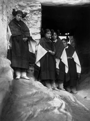 Jovens índios Hopi na aldeia de Walpi, Arizona