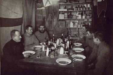 Os Homens, jantar do Dia do Solstício de Inverno, Expedição Antártica Britânica, Cabo Evans, 22 de junho de 1912 (foto p - b)