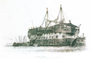 Navio-prisão no porto de Portsmouth com os condenados a entrar a bordo