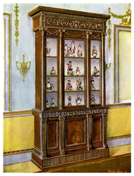 Caso de mogno esculpido em porcelana influenciado pelos Adam Brothers, 1911-1912.