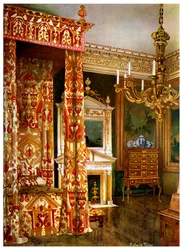 Cama da rainha Annes, cômoda sobre um suporte e candelabros de madeira, 1910.