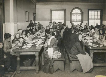 Imigrantes serviram uma refeição gratuita na Ilha Ellis, c.1906 (foto a p/b)