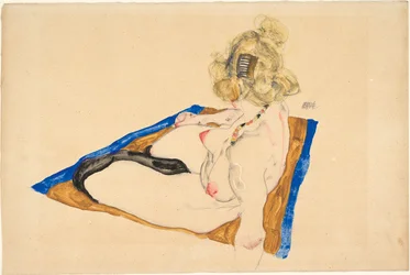 Nude loiro sentado sobre um tapete marrom com borda azul, 1912.
