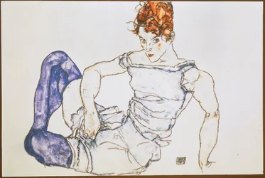 Mulher sentada com meias roxas …