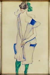 Rapariga de pé com vestido azul e meias verdes, vista de costas