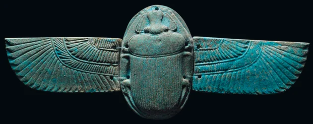 Um escaravelho alado de faiança egípcia, c. 664-30 a.C.