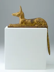 Anubis na forma de um chacal de reclinação, 26a-25a dinastia, período atrasado, 715-525 aC (madeira com gesso e dourado)