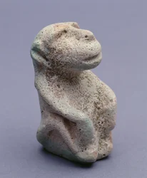 Estatueta de Babuíno, do Templo de Hierakonpolis, Depósito Principal, início do período dinástico, 1ª-2ª dinastia (faiança vidrada) (ver também 113908)
