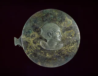 Espelho de bronze fundido com busto helenístico de mulher em relevo, 100 aC - 100 dC (bronze fundido com decoração incisa)