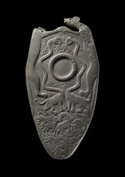 Paleta de Cerimonial com reservatório para moer tinta para os olhos, cercada por animais esculpidos, do Depósito Principal, Hierakonpolis, Egípcia, c.3000 aC (ardósia)