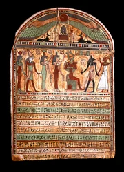 Antiquite egípcio: estela funerária de um sumo sacerdote: Osíris acolhe o falecido presente em Anúbis, atrás dele as deidades Ísis, Neftis (Neftis ou Neftis), Horus, Hathor. Século III-2 a.C. Turim, museu egípcio - Antiguidades egípcias: estela funerária