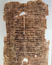 Antiguidade egípcia: papiro coberto de inscrições. Códice do século IV a.C. Dimensões: 17x28 cm. Alexandria, Egito, Museu Nacional