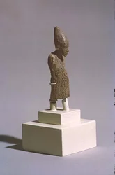 Figura de um rei usando a Coroa Branca do Alto Egito e o manto do festival de Sed, do Templo de Osíris, Abidos, período dinástico inicial, c.3000 aC (ver também 23814)