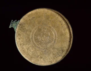 Interior de um espelho com figura gravada de Harpócrates, flores de lótus e animais míticos, 100 aC - 100 dC (bronze fundido com decoração incisa)
