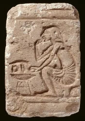 Alívio de um homem sentado ao lado de uma mesa, Amarna Period (calcário)