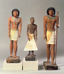 Três estátuas de Metjetji, possivelmente de Saqqara, Antigo Império, final da dinastia V até a primeira dinastia VI (c.2360-2340 aC) (madeira pintada, pedra, gesso e metal)