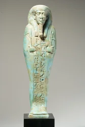 Figura Ushabti para Hor-Khebi, período dinástico tardio, final da 25ª dinastia do século 26, c.700-600 aC (faiança) (veja 270353 para reverso)