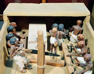 Modelo funerário de uma oficina de carpintaria, do túmulo de Meketre, Vale dos Nobres, Reino Médio, c.2000 aC (madeira pintada)
