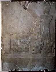 Relevo representando Mentuhotep III (c.2004-c.1992 aC) dedicando oferendas, Middle Kingdom, c.1982-1970 aC (calcário)