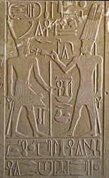 Antiguidade egípcia: hieróglifo representando Sesostris I recebendo das mãos de Amon RA os símbolos da vida e da saúde - capela branca do faraó Sesostris I (1962-1928 AC) 12ª dinastia, santuário construído para homenagear o deus Amon - museu a céu aberto d