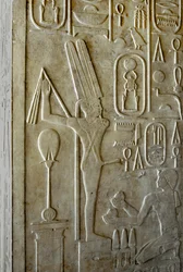 Antiguidade egípcia: hieróglifo representando o deus itifálico Min, capela branca do faraó Sesóstris I (1962-1928 a.C.), XII dinastia, santuário construído em homenagem ao deus Amon. Museu ao ar livre do templo de Karnak, Egito