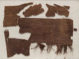 Fragmentos de invólucros de múmias egípcias fround no caixão de Senbi, Reino Médio, c.1918-1859 aC