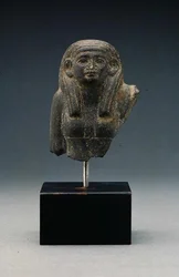 Cabeça e ombros de uma mulher de uma estátua de grupo, provavelmente um díada funerária, Reino do Meio (basalto)