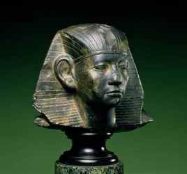 Chefe do Rei Amenemhat III, de Aswan, Middle Kingdom, 1842-1797 aC (calcário fossilífero escuro)