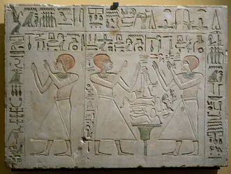 Mery, Hetepuy e Khety, chanceleres conjuntos durante o reinado de Senwosret (Sesostris) I, estela calcária pintada, civilização egípcia, Reino do Meio, Dinastia XII