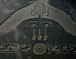 Piramídion de Amenemhat III, altura 140 cm, basalto, de Dahshur, detalhe, civilização egípcia, Império Médio, XII dinastia