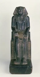 Estátua sentada de Sesostris III, de Hierakonpolis, Middle Kingdom (granito preto)