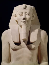 Estátua sentada de Sesostris I (1971-28 aC), originalmente do Templo Mortuário de Sesostris I em al-Lisht (calcário) (detalhe)