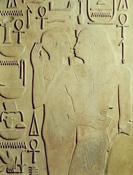 Sesóstris I (reinou entre 1971 e 28 a.C.) abraçado pelo deus Ptah, relevo do templo de Amon, Carnac