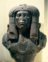 Busto de Amenemhat III (Nimaat Re ou Ammenemes III), representado como sacerdote, do Faium, Império Médio, XII dinastia
