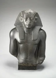 Cabeça e tronco masculino de uma estátua sentada do rei Sesostris III? do Egipto