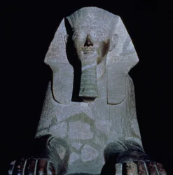 Uma esfinge da rainha Hatchepsut, do templo funerário de Hatchepsut, Império Novo