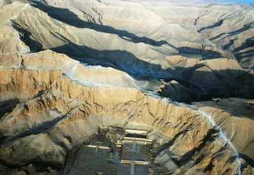 Vista aérea do Templo Mortuário de Hatshepsut, Deir el-Bahari, Necrópole Tebana, Luxor, Egipto, Novo Reino, Dinastia XVIII