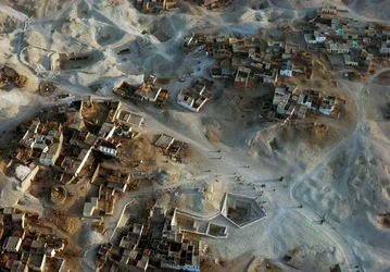 Vista aérea do sítio arqueológico de Qurna, Sheikh Abd el-Qurna, Necrópole Tebana, Egipto, Novo Reino, Dinastia XVIII-XIX
