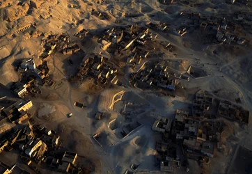 Vista aérea do sítio arqueológico de Qurna, Sheikh Abd el-Qurna, Necrópole Tebana, Egipto, Novo Reino, Dinastia XVIII-XIX