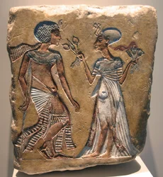 Akhenaton (reinou 1353-1336 a.C.) e Nefertiti (c. 1370 a.C.-c. 1330 a.C.), Grande Esposa Real do faraó egípcio Akhenaton. Relevo no Museu Egípcio do Altes Museum de Berlim.