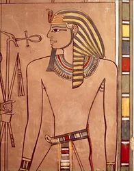 Amenhotep II (c.1427-1392 aC) com um ankh sendo levantado de seus lábios, da câmara do sarcófago de seu túmulo, New Kingdom (calcário pintado)