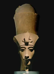Amenhotep IV, com dupla coroa ...